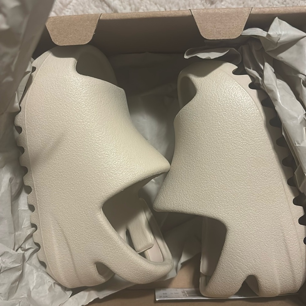 Infant Yeezy slides Sz 5K new without tags